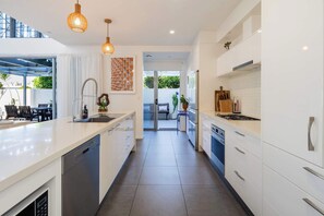 Køleskab, mikrobølgeovn, ovn, kogeplade