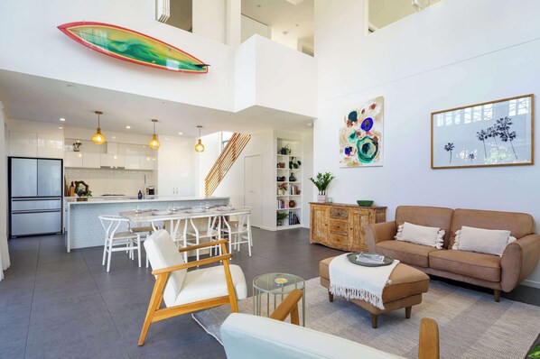 Tv, bøger, kontorer