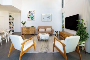 TV, books, offices - Cotton Tree Beach House - Stylish Family Abode (Maroochydore)