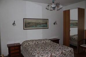 2 bedrooms, WiFi, bed sheets - Coroneo33, spacious for families (Trieste)