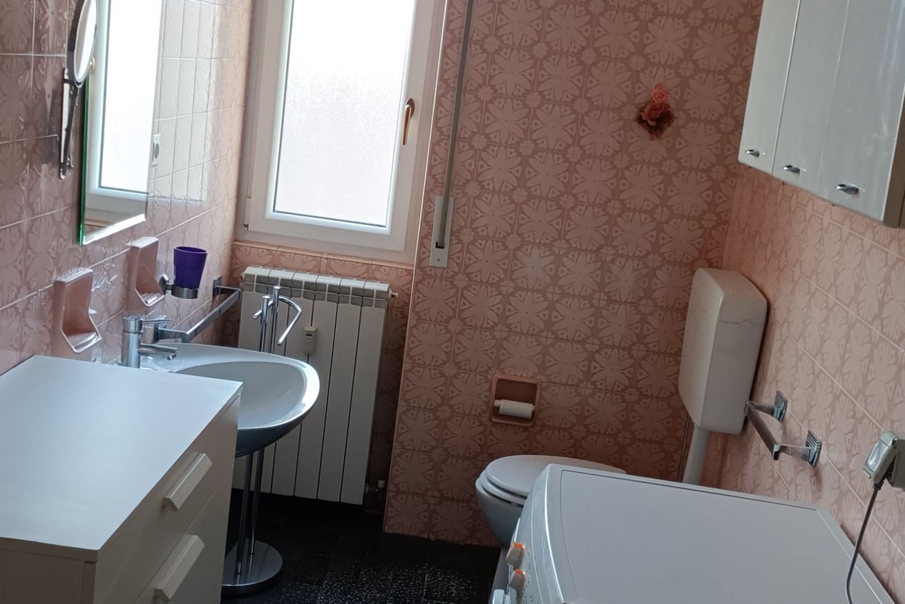 Secador de cabelo, bidê, toalhas de banho, shampoo