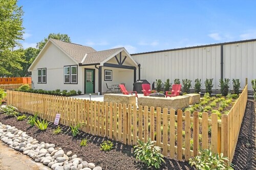 Pilot's Pad Studio on 75 Acres + Fishing Pond