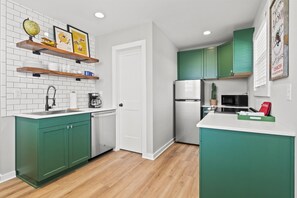 Kjøleskap, mikrobølgeovn, ovn og kokeplater