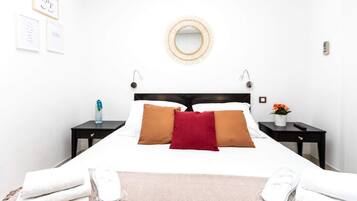 Escritorio, wifi gratis y ropa de cama