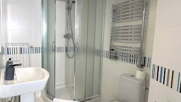 Een douche, een haardroger, handdoeken, zeep