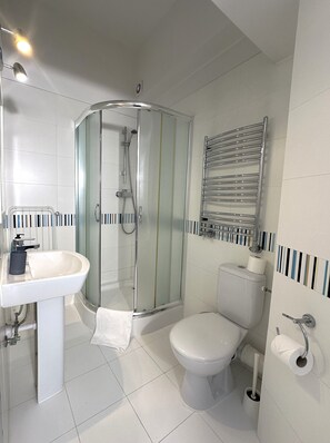 Een douche, een haardroger, handdoeken, zeep