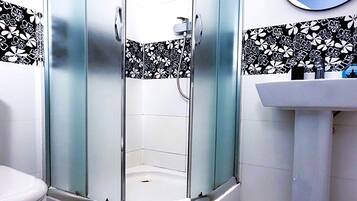 Apartemen Klasik | Kamar mandi | Pengering rambut, handuk, sabun, dan tisu toilet