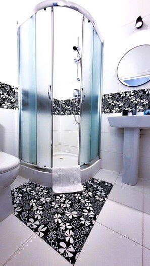 Appartamento Classic | Bagno | Asciugacapelli, asciugamani, sapone, carta igienica