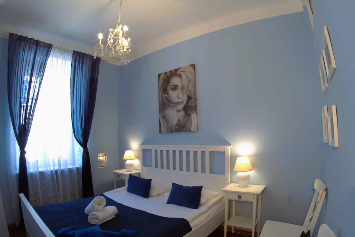 Classic Apartment | Soundproofing, iron/ironing board (on request), WiFi (free), bed sheets