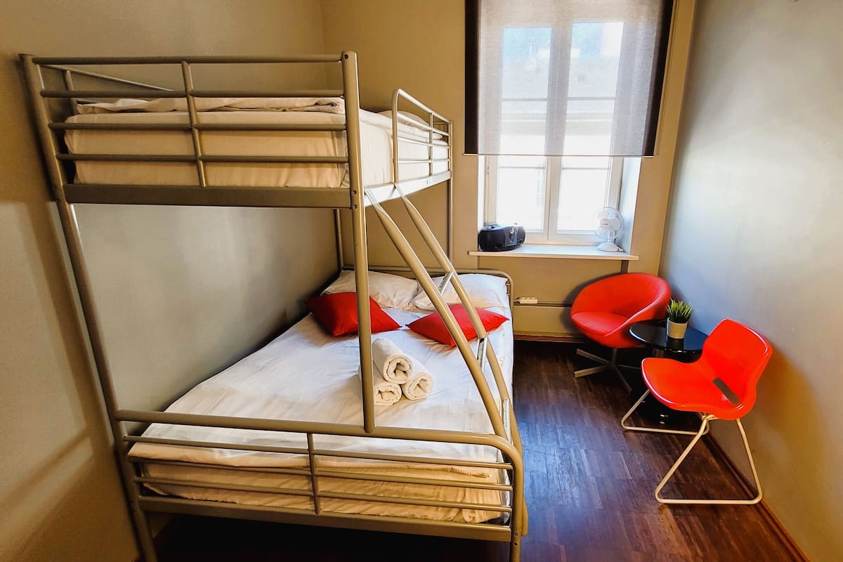 1 habitación, insonorización y tabla de planchar con plancha