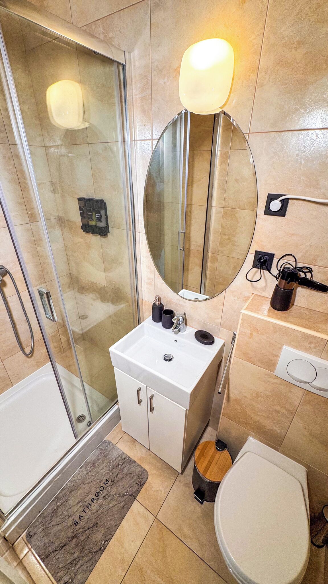 Quarto triplo luxo | Banheiro | Secador de cabelo, toalhas de banho, sabonete, shampoo