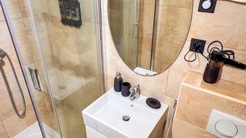 Quarto triplo luxo | Banheiro | Secador de cabelo, toalhas de banho, sabonete, shampoo