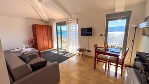 Deluxe Triple Room | Living area