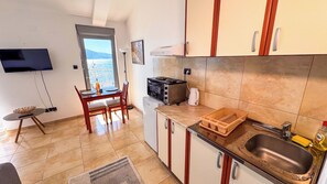 Frigobar, utensilios de cocina