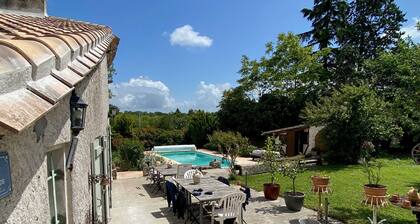 Large, comfortable country house with swimming pool near Les Vigiers golf course