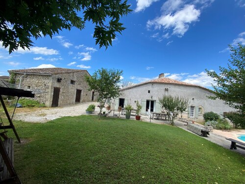 Large, comfortable country house with swimming pool near Les Vigiers golf course
