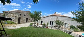 Large, comfortable country house with swimming pool near Les Vigiers golf course