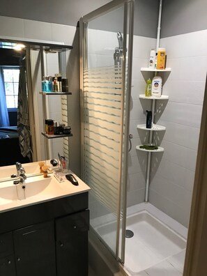Een douche, een haardroger, handdoeken, zeep