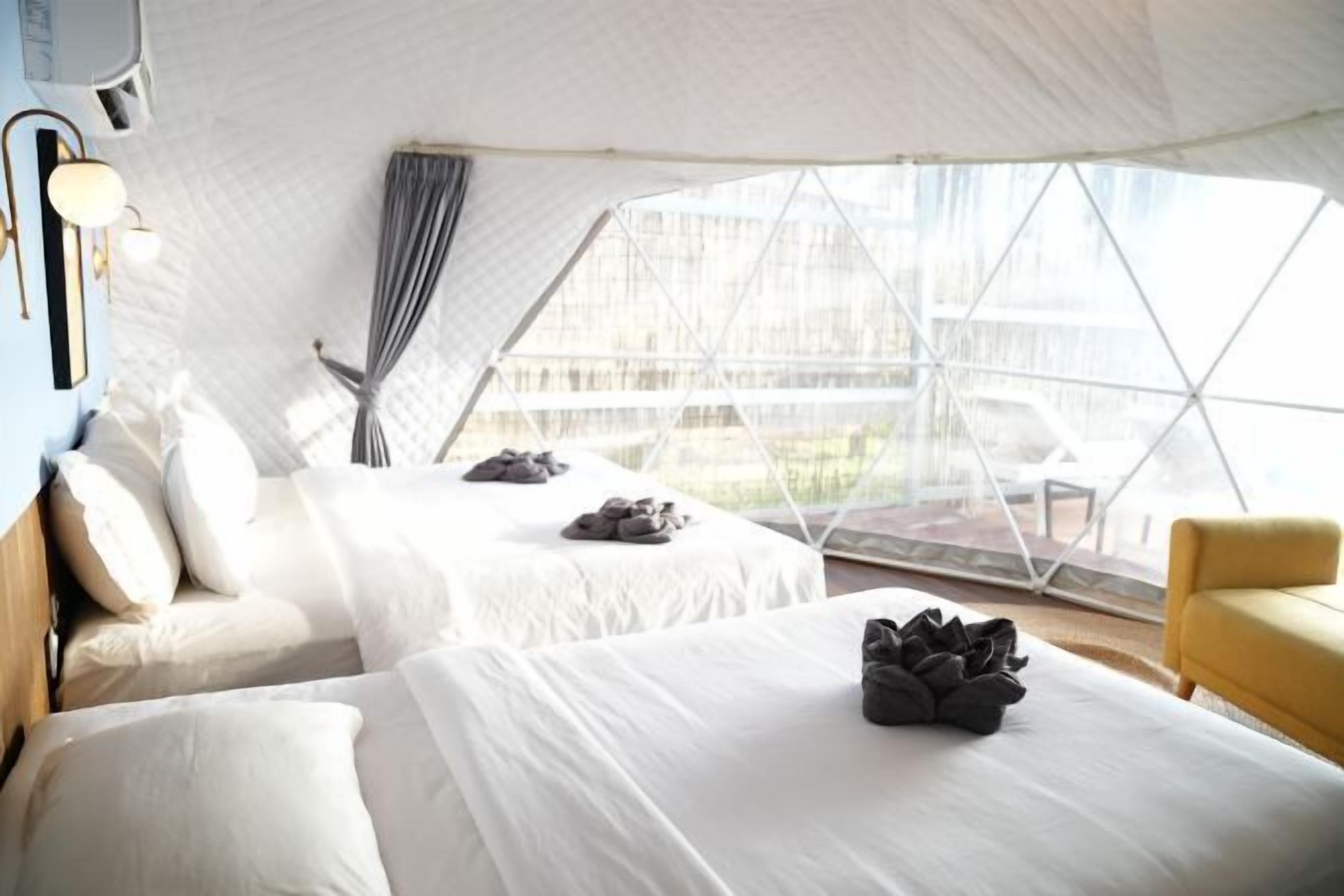 Minibar, skrivebord, strykejern/-brett og wi-fi (inkludert)