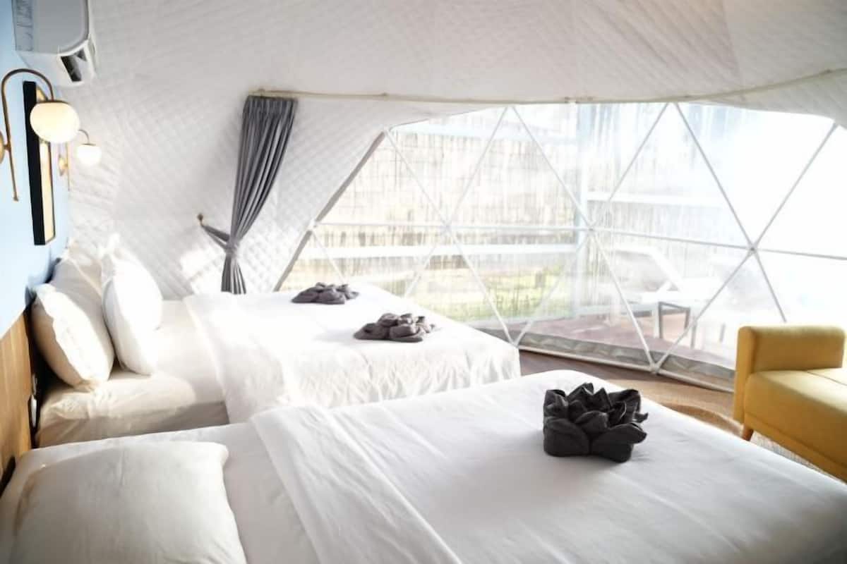 Minibar, skrivebord, strykejern/-brett og wi-fi (inkludert)