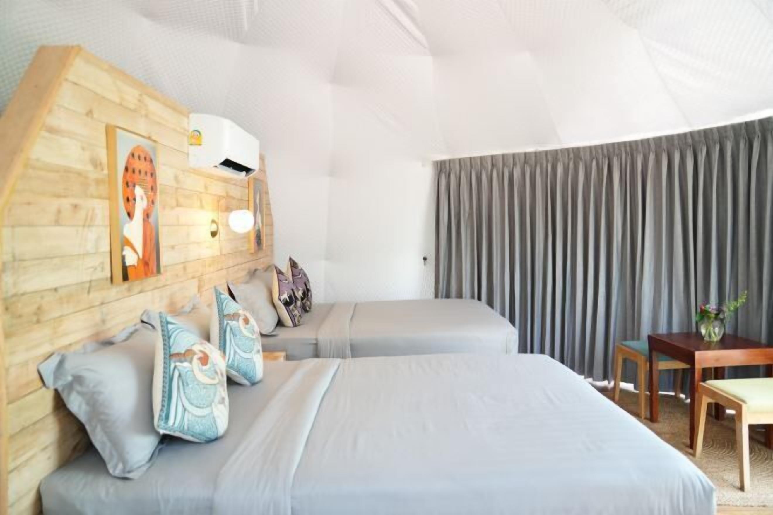 Minibar, skrivebord, strykejern/-brett og wi-fi (inkludert)