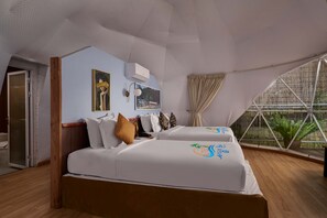 Kamar Keluarga, pemandangan kebun | Minibar, meja kerja, dan setrika/meja setrika