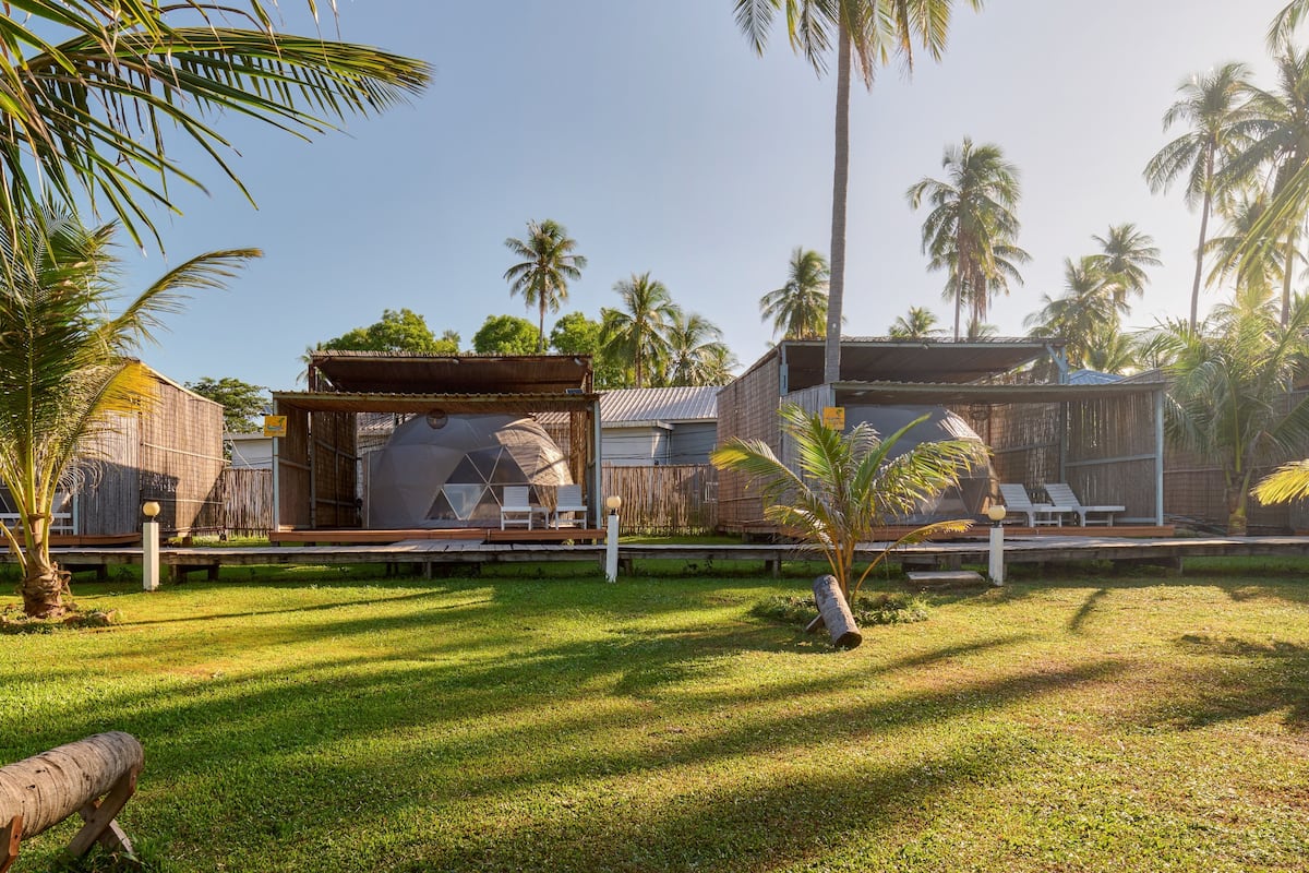 Deluxe Double Sea View | Minibar, desk, iron/ironing board, rollaway beds