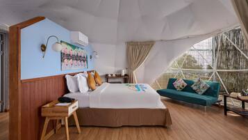 Kamar Double Deluks, pemandangan kebun | Minibar, meja kerja, setrika/meja setrika, dan Wi-Fi gratis