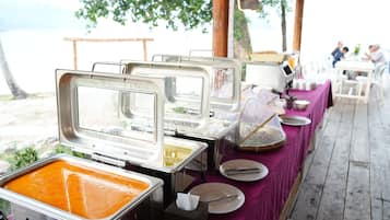 Daily buffet breakfast (USD 7 per person)