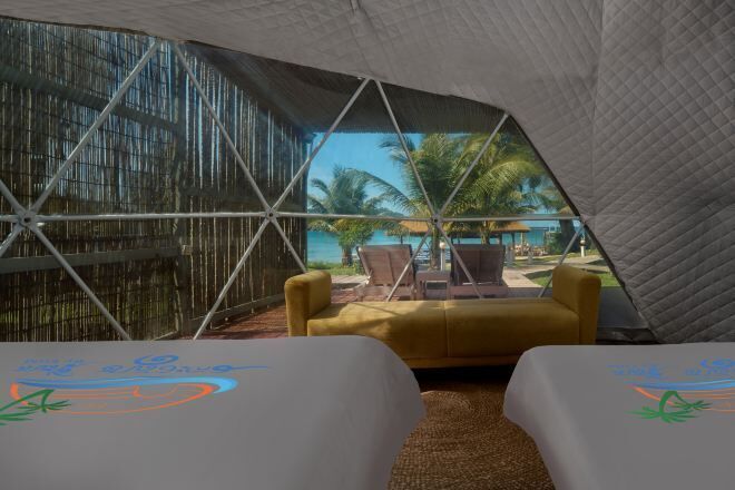 Minibar, escritorio y tabla de planchar con plancha 