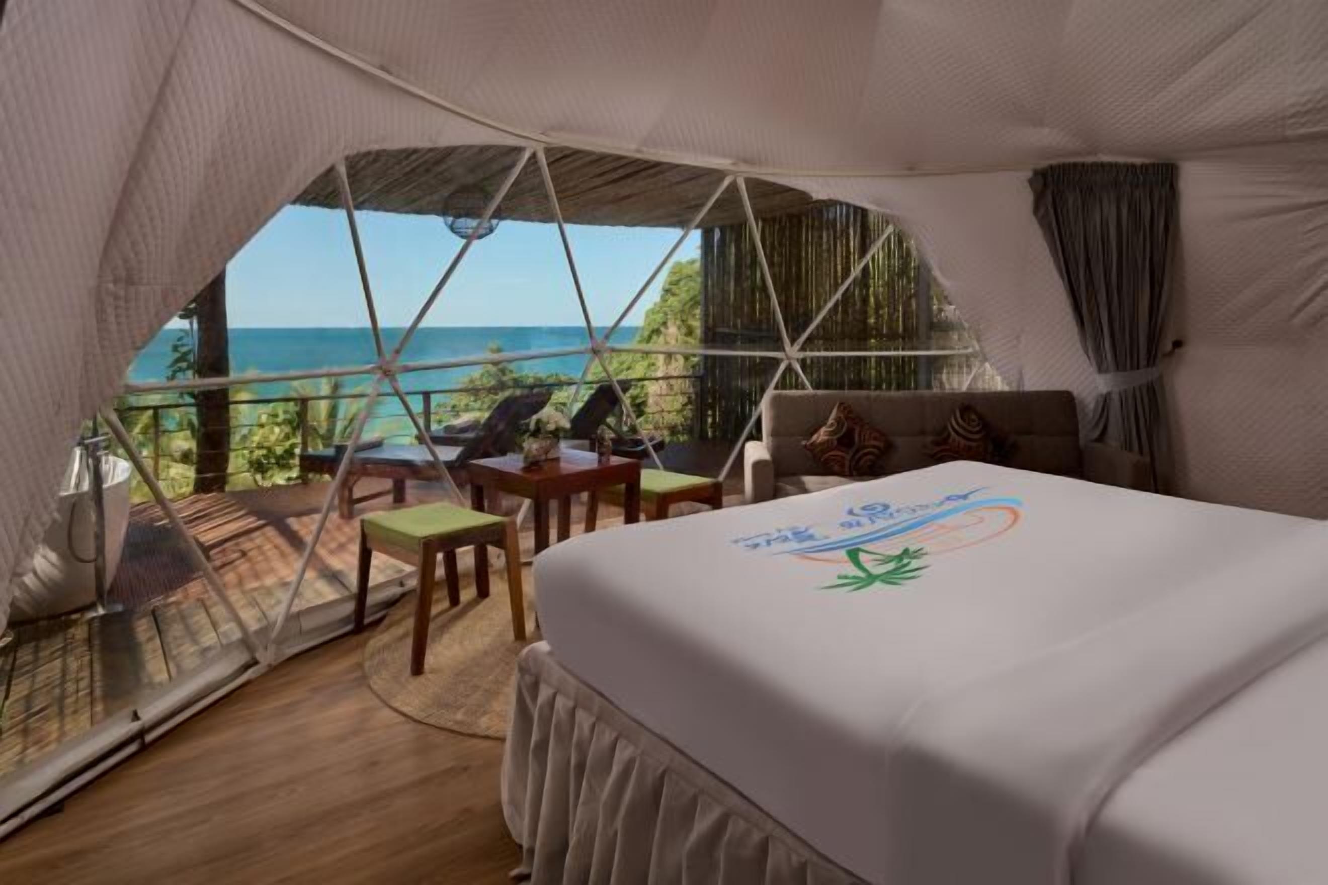 Minibar, escritorio y tabla de planchar con plancha 