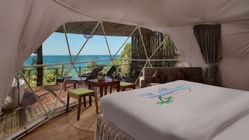 Deluxe tweepersoonskamer, uitzicht op zee | Een minibar, een bureau, een strijkplank/strijkijzer