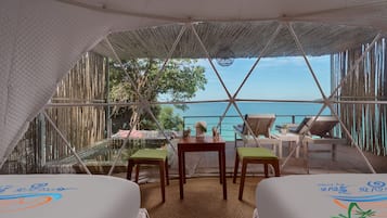 غرفة واسعة - بمسبح خاص - بمنظر للبحر | ميني بار ومكتب ومكواة/لوح كي وأسرّة قابلة للطي