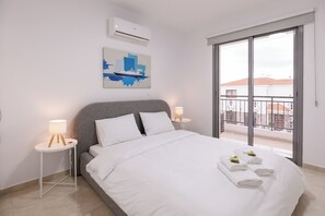 4 bedrooms, desk, iron/ironing board, travel crib - Cozy Breeze - Chic villa with amazing pool & bbq (Larnaca)