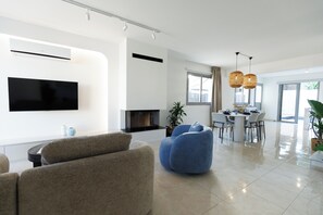 Smart TV, fireplace, computer monitors - Cozy Breeze - Chic villa with amazing pool & bbq (Larnaca)