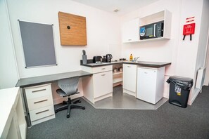 Kühlschrank, Mikrowelle, Herdplatte, Toaster