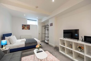 Desk, iron/ironing board, WiFi, bed sheets