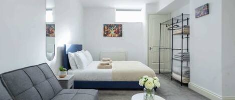 Desk, iron/ironing board, WiFi, bed sheets