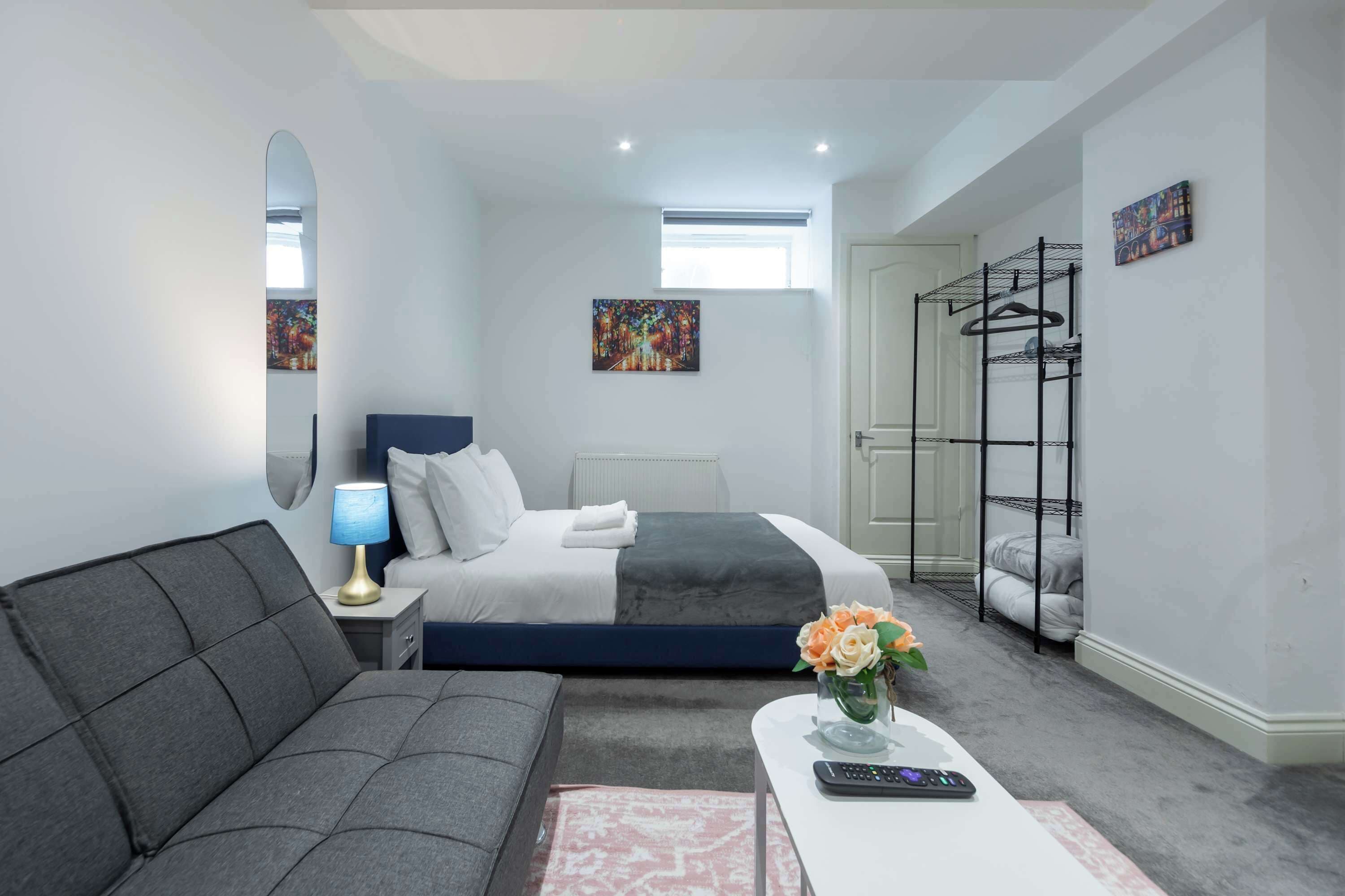 Desk, iron/ironing board, WiFi, bed sheets