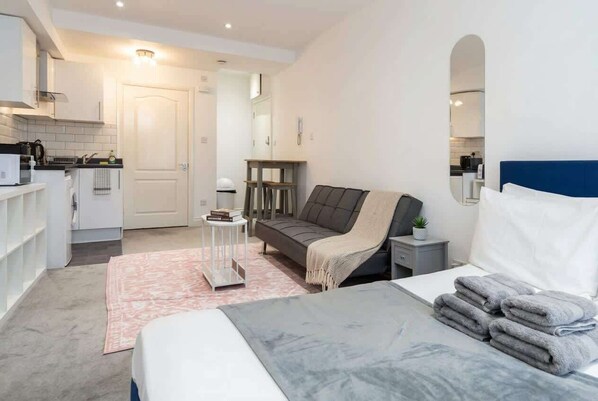 Desk, iron/ironing board, WiFi, bed sheets