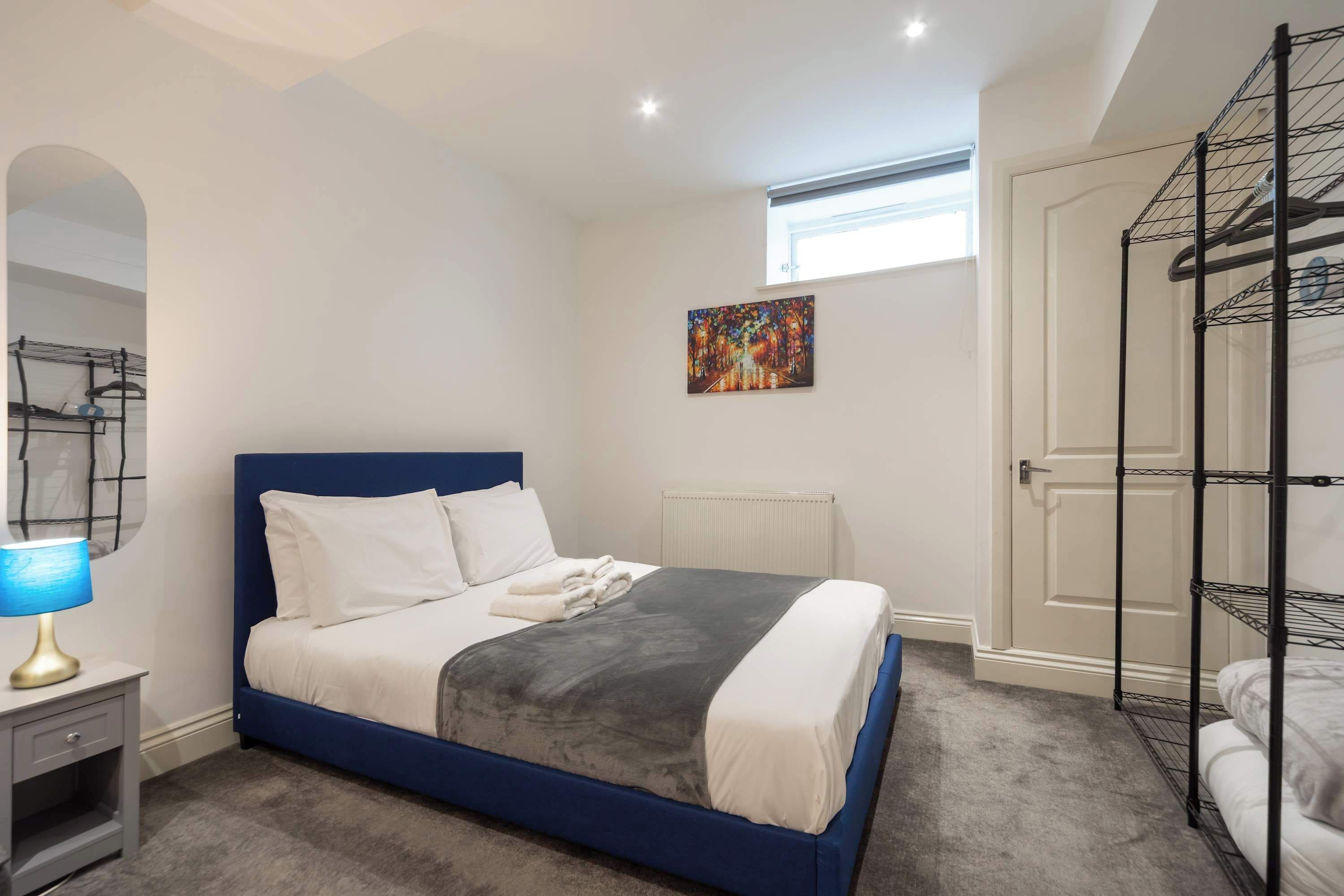 Desk, iron/ironing board, WiFi, bed sheets
