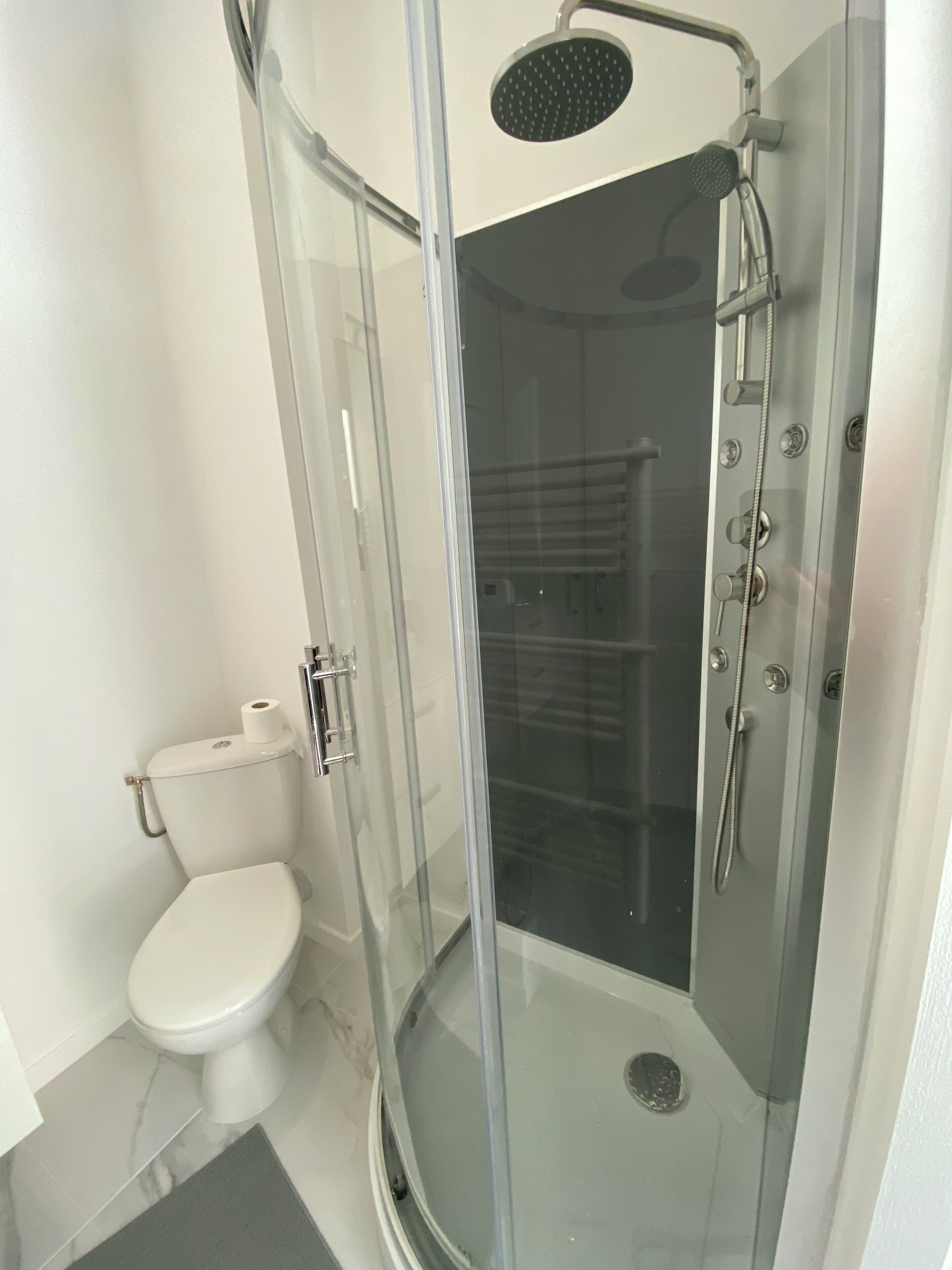 Douche, sèche-cheveux, serviettes fournies, savon