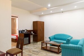 Suite Luxe, vue ville | Coin séjour