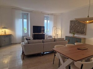 Smart TV - Villa Magnolia Boutique Apartment - An oasis in the center of the City (Muralto)