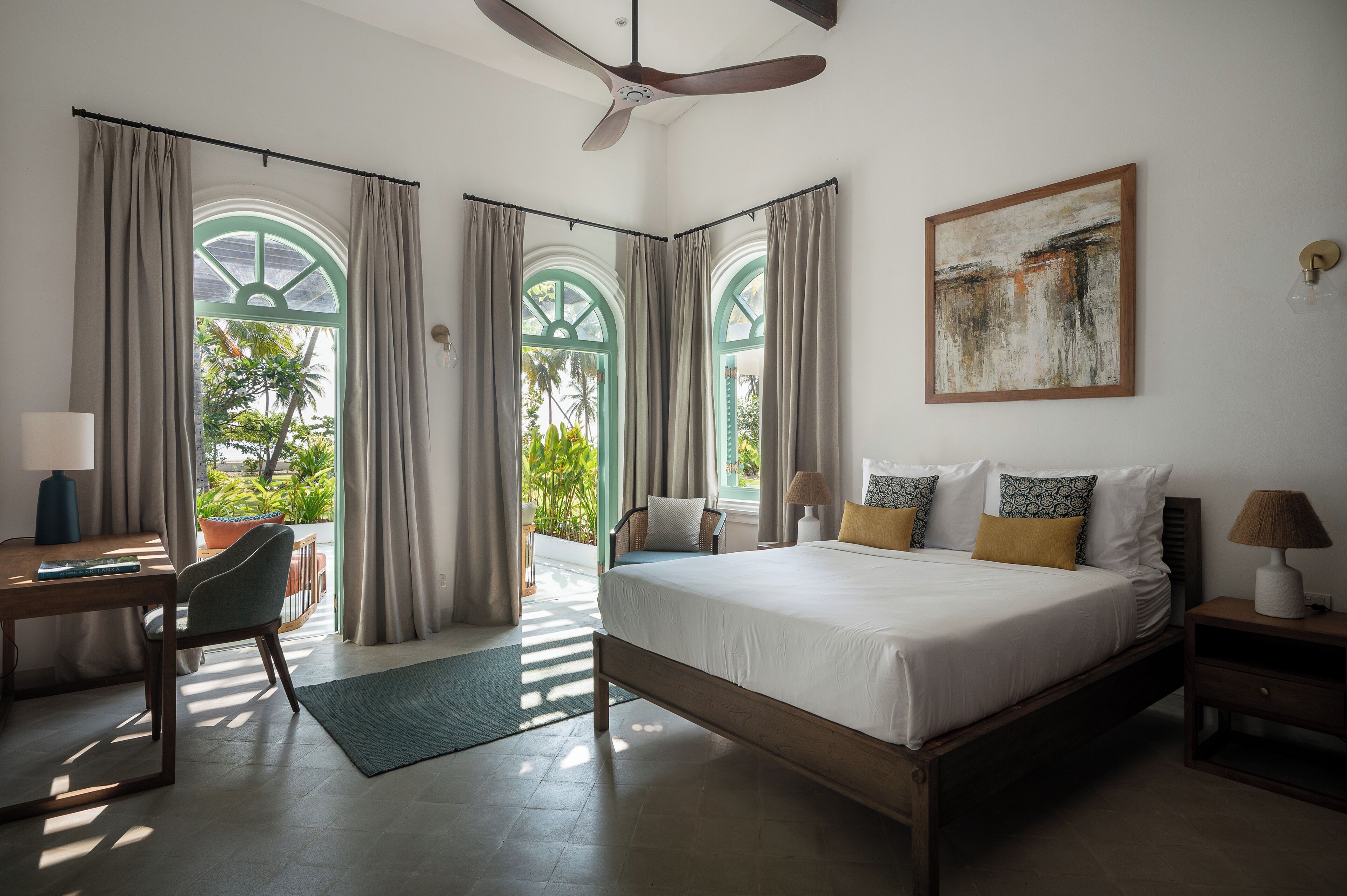 セーフティボックス (室内)、デスク、遮光カーテン、アイロン / アイロン台