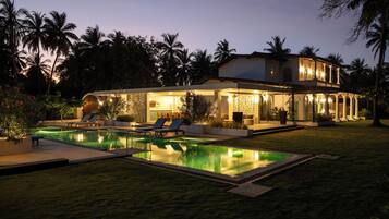 Façana frontal de l'allotjament (vespre/nit)