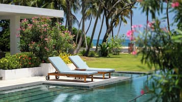 Outdoor pool, pool umbrellas, sun loungers