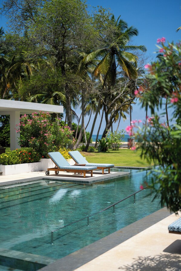 Outdoor pool, pool umbrellas, pool loungers - Kalkudah Beach House (EP)