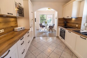 Fridge, microwave, oven, stovetop - Vacation apartment Imke in Greetsiel (Greetsiel)