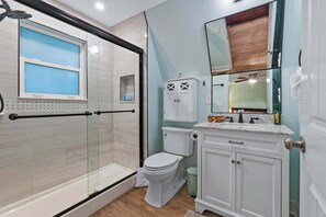 Dusj, hårføner og håndklær